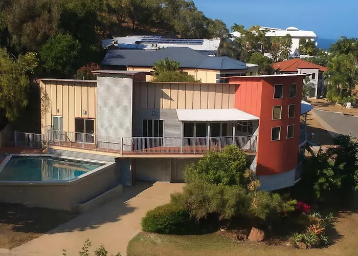 Castle Hill Townsville, Pool House With Ocean Views