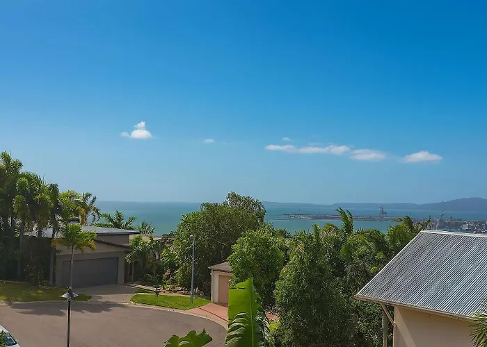 Castle Hill Townsville, Pool House With Ocean Views